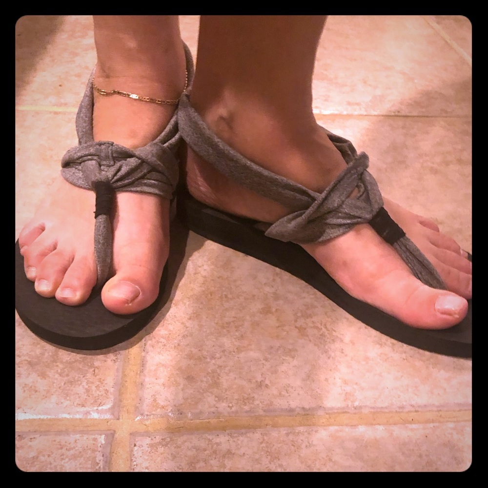 Size 10 yoga sketchers sandals